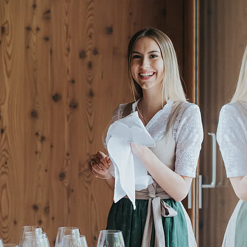 Servicekraft beim Gläserpolieren im Hotel Tauernhof