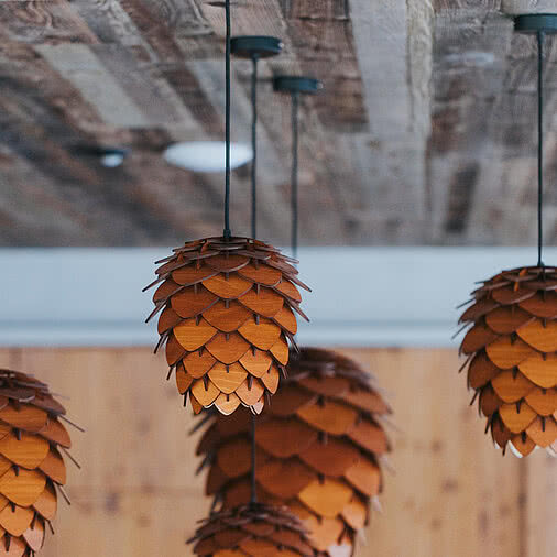 Deckenbeleuchtung im Speiseraum im Tauernhof Restaurant 