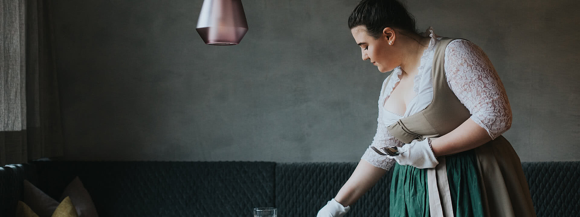 Servicekraft beim Tischdecken im Hotel Tauernhof