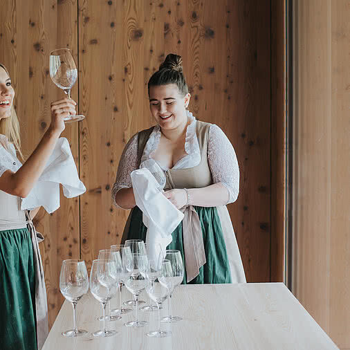 Servicekraft beim Gläserpolieren im Hotel Tauernhof