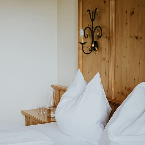 Bett im Doppelzimmer Classic im Hotel Tauernhof in Großarl