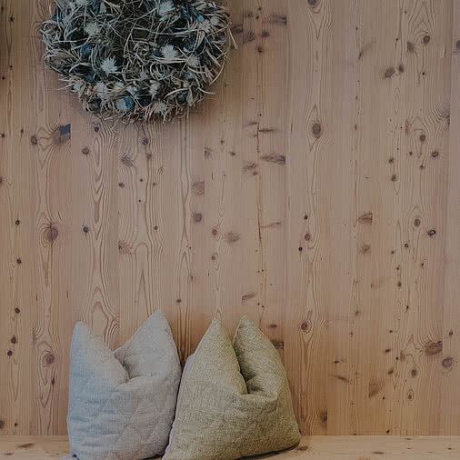 Holzwand im Hotel Tauernhof