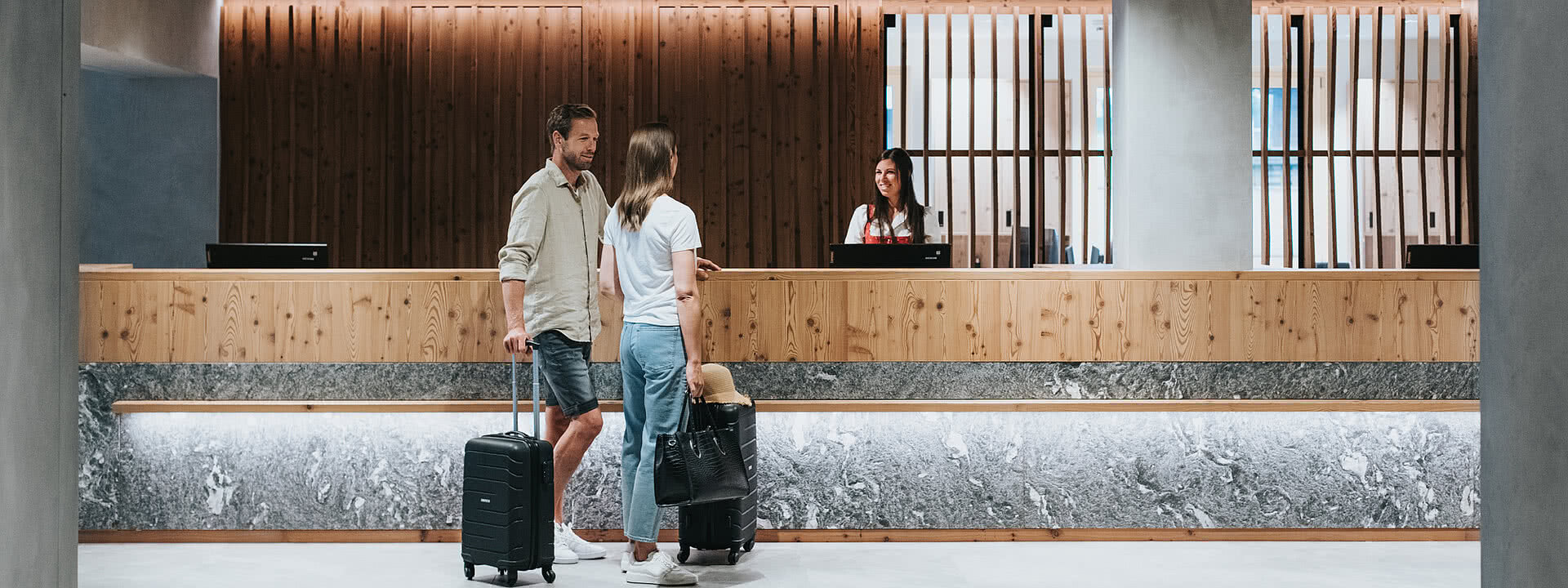 Paar bei der Rezeption im Hotel Tauernhof