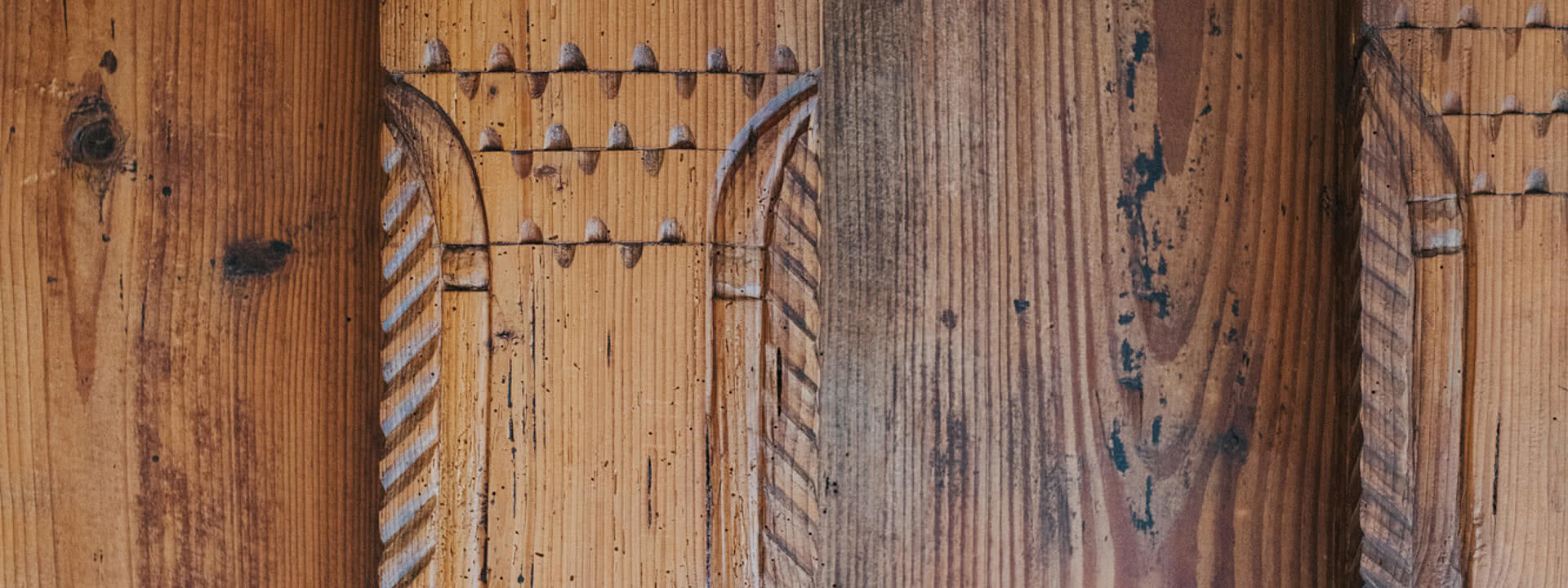 Holzwand im Hotel Tauernhof