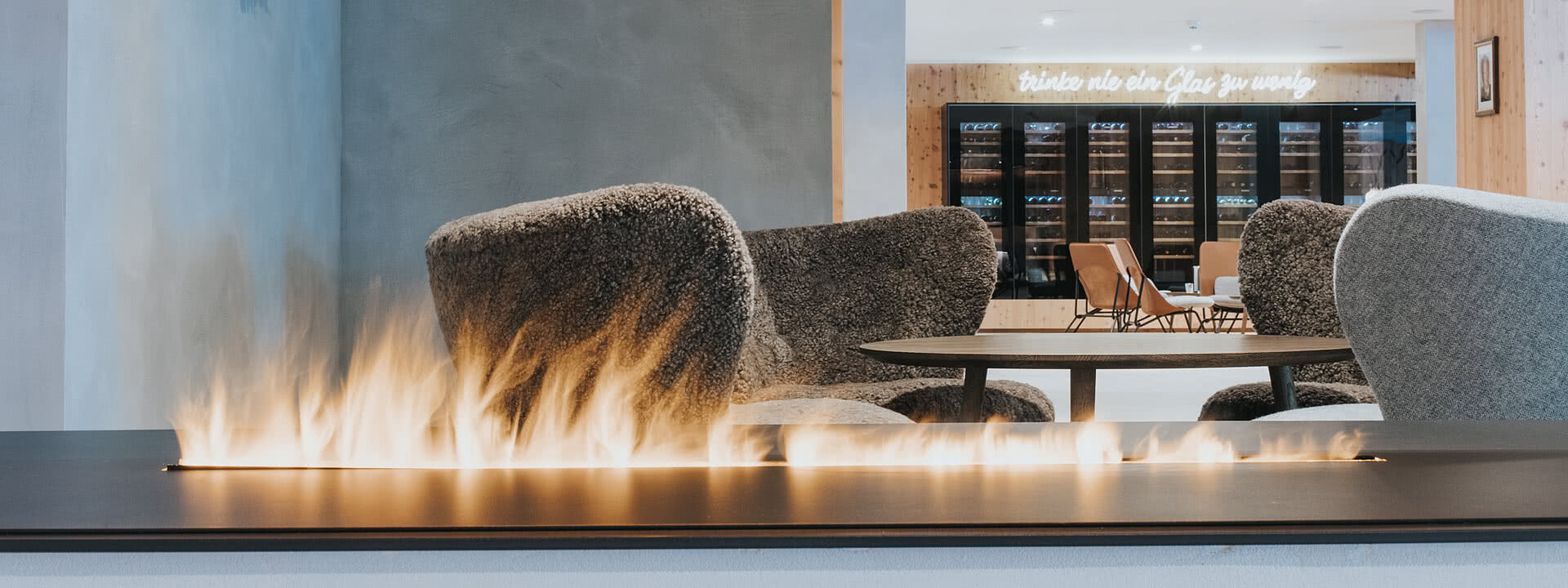 Empfangsbereich mit Kamin im Hotel Tauernhof