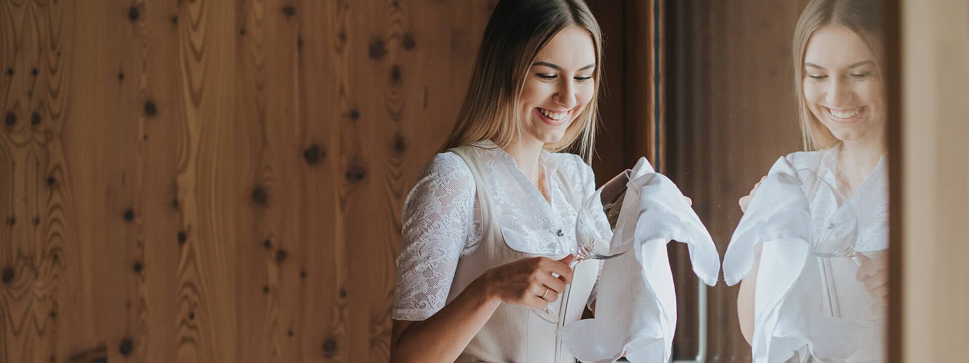 Servicekraft beim Gläserpolieren im Hotel Tauernhof