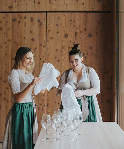 Servicekraft beim Gläserpolieren im Hotel Tauernhof